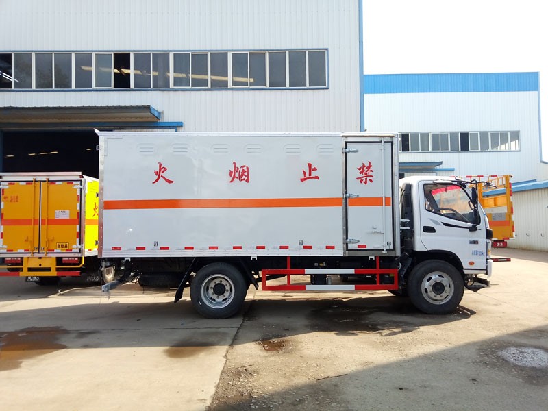 福田5米1(6.9噸)雜項(xiàng)危險(xiǎn)品廂式車