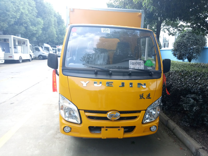 躍進(jìn)3.3米柴油(藍(lán)牌)腐蝕品廂式車(chē)