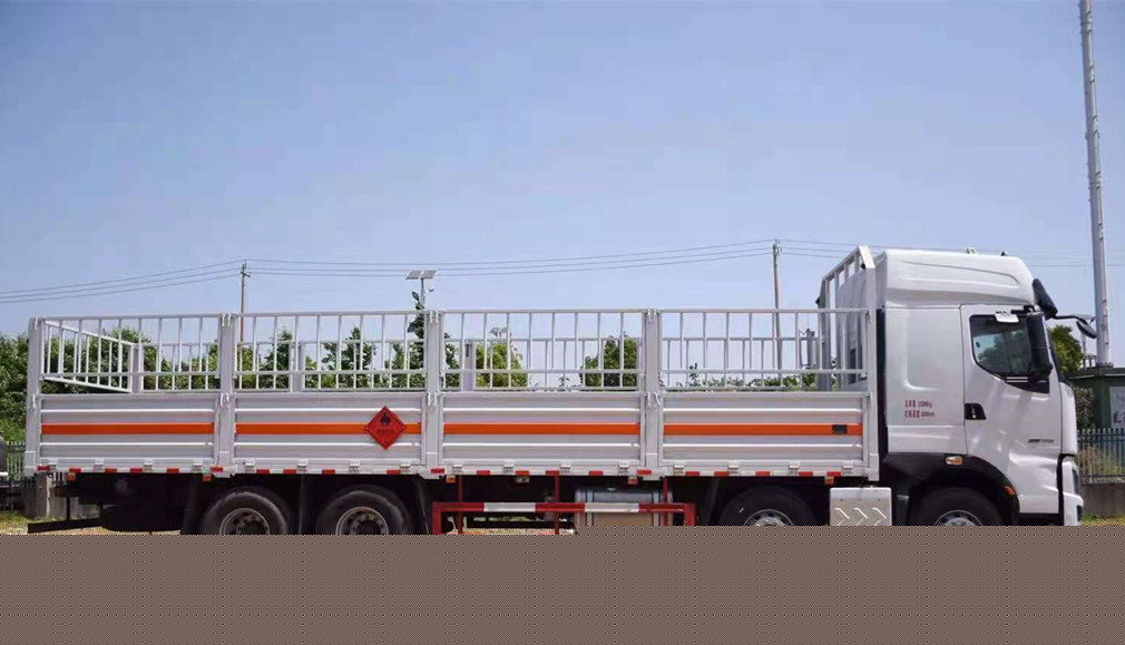 柳汽乘龍四軸9.6米貨廂氣瓶運輸車