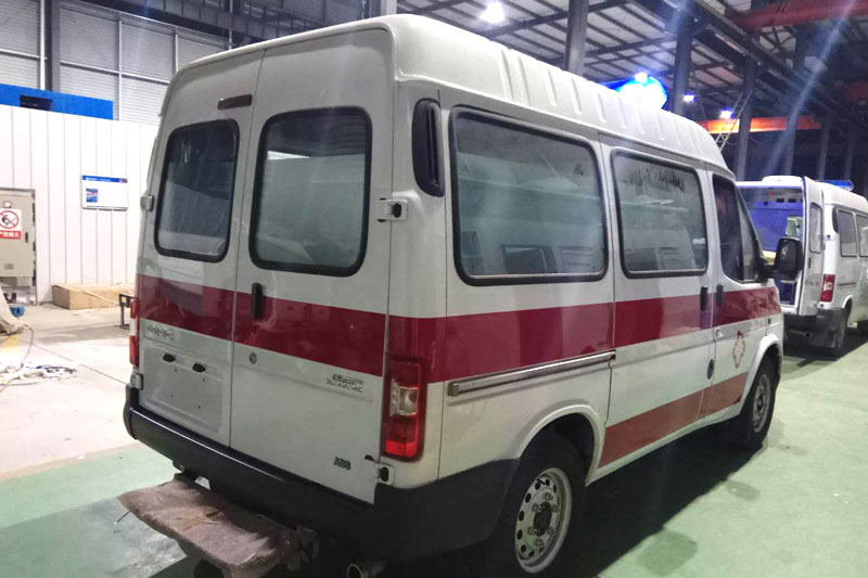 特順短軸柴油救護(hù)車