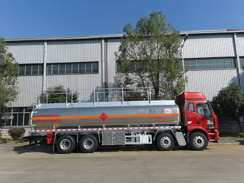 國六解放前四后八油車